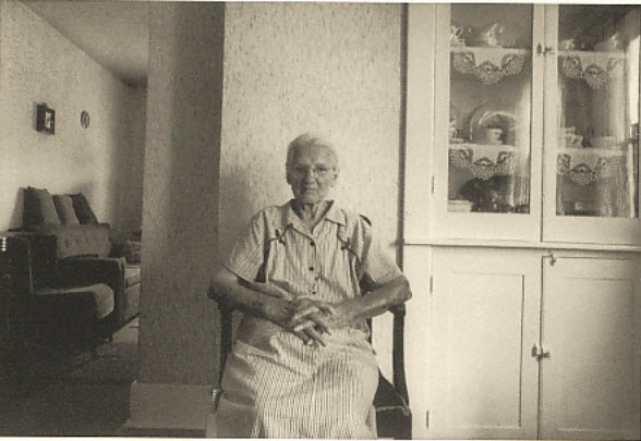 نام: duane-michals-death-comes-to-the-old-lady-1.jpg نمایش: 30268 اندازه: 42.0 کیلو بایت
