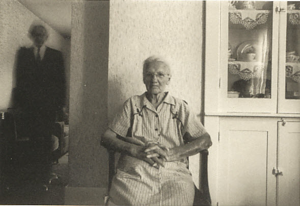 نام: duane-michals-death-comes-to-the-old-lady-2.jpg نمایش: 30671 اندازه: 40.4 کیلو بایت