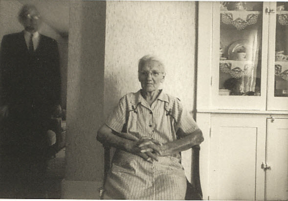نام: duane-michals-death-comes-to-the-old-lady-32.jpg نمایش: 30640 اندازه: 38.9 کیلو بایت