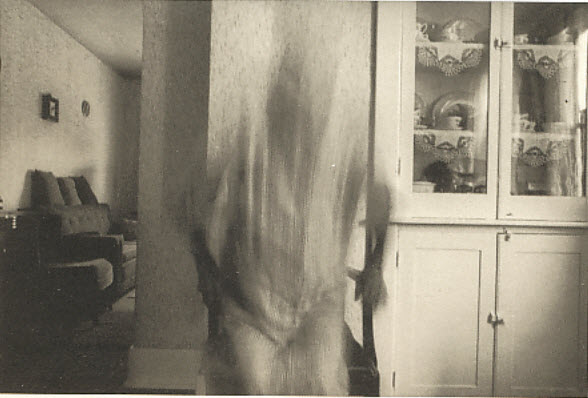 نام: duane-michals-death-comes-to-the-old-lady-5.jpg نمایش: 30847 اندازه: 37.1 کیلو بایت