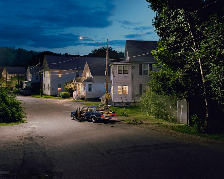 نام: Crewdson_Gregory_Untitled2001_08_069b5637fee6.jpg نمایش: 9006 اندازه: 162.5 کیلو بایت