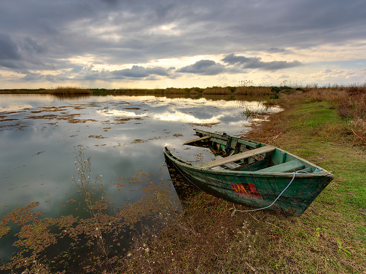 نام: Akkasee-lonely-boat.jpg نمایش: 1084 اندازه: 290.4 کیلو بایت
