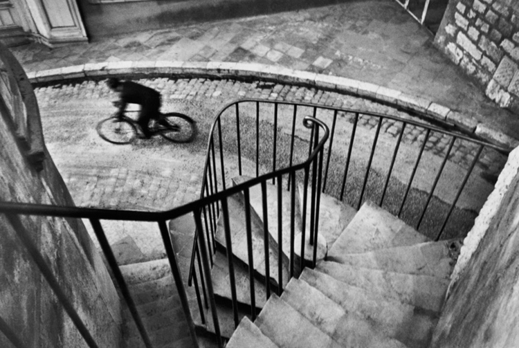 نام: henri_cartier_bresson_bicycle.jpg نمایش: 1653 اندازه: 270.2 کیلو بایت