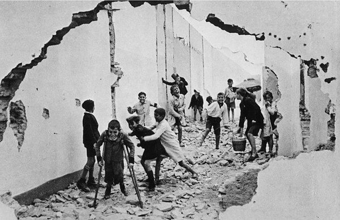 نام: henri_cartier_bresson_children.jpg نمایش: 1011 اندازه: 125.3 کیلو بایت