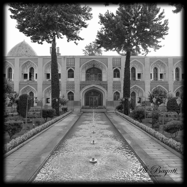نام: Grand Yard of Shah-Abbass Hotel - Isfahan - Iran 750x750.jpg نمایش: 392 اندازه: 277.8 کیلو بایت